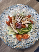 Pileća salata sa avokadom i dresingom od senfa i meda