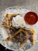 French toast sa javorovim sirupom i medom